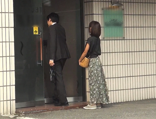 ラブホに入るカップル